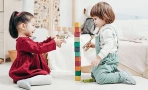Duas crianças brincando com alguns Brinquedos educativos