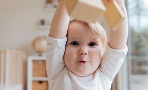 Criança com brinquedo em mãos