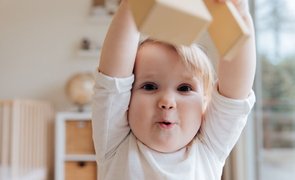 Criança com brinquedo em mãos
