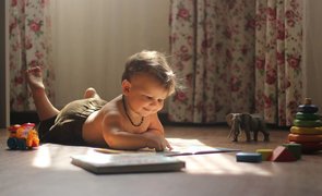 menino brincando
