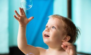menino bricando