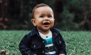 menino bebe sentado