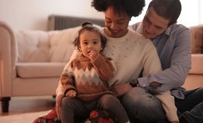 Sonhar com criança no colo