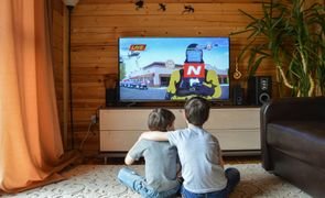 criança vendo filme