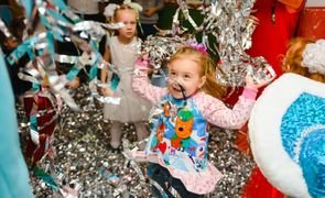 Foto De Menina Se Divertindo Na Festa