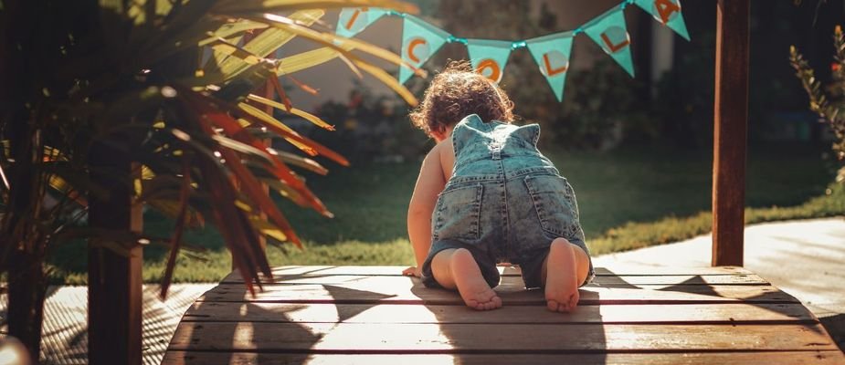 Com quantos meses o bebê engatinha? Guia completo para os pais