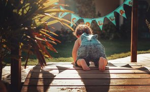 com quantos meses o bebe engatinha