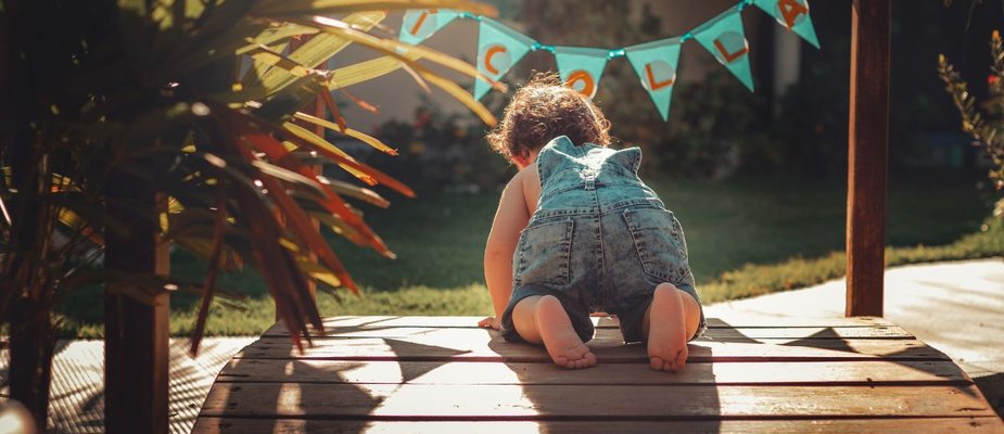 Com quantos meses o bebê engatinha? Guia completo para os pais