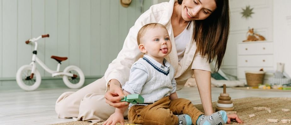 Com quantos meses o bebê senta? Dicas e orientações para os pais