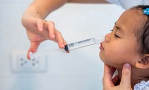 como fazer lavagem nasal em bebe
