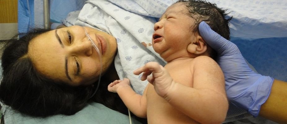 Sonhar com bebê nascendo de parto normal