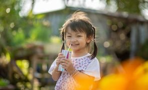 crianca tomando suco feliz